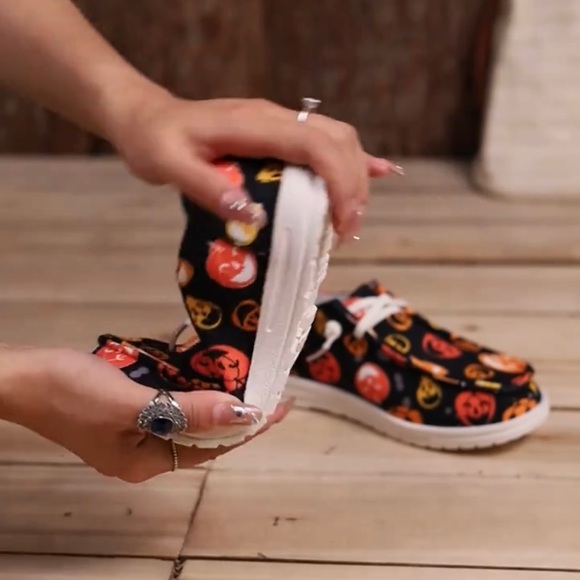 NIP Halloween shoes Pumpkins  size 10.5 comfortable perfect - trick or treating - Picture 9 of 15